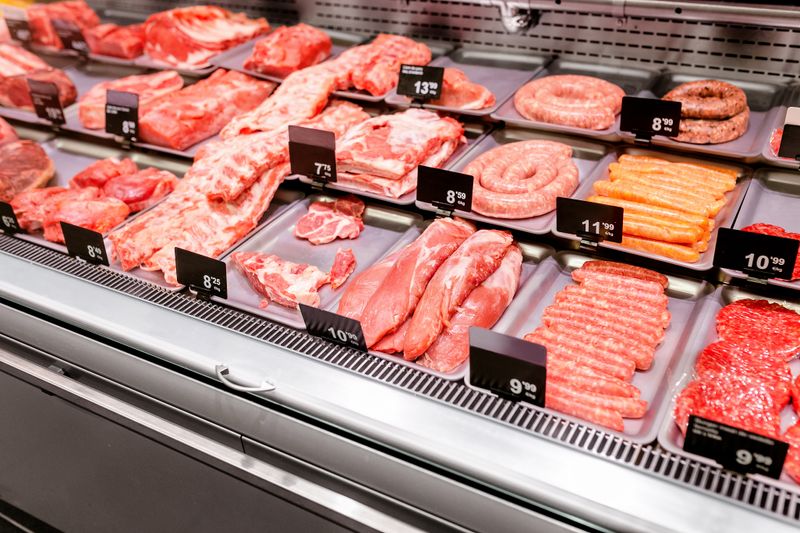 Für das Tierwohl ist einer Umfrage nach die Mehrheit der Verbraucherinnen und Verbraucher bereit, mehr Geld für Fleisch zu bezahlen.