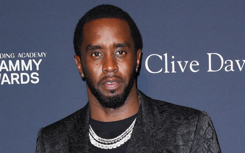 Sean Combs alias P. Diddy sieht sich schweren Vorwürfen ausgesetzt, darunter gewalttätige Übergriffe auf eine frühere Partnerin. Er soll sie zum Geschlechtsverkehr mit männlichen Prostituierten gezwungen und die Situationen gefilmt haben, um sie später damit zu erpressen. Darüber hinaus soll er mehrfach Frauen über mehrere Tage hinweg unter Drogen gesetzt haben, um sie gefügig zu machen.