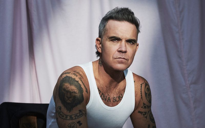 Robbie Williams ist mal wieder eine echte Überraschung gelungen: Auf der neuen Single "Rocket" zündet er gemeinsam mit Black-Sabbath-Ikone Tony Iommi eine Rock-Rakete.