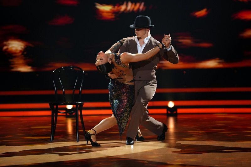 Als Lieblingstanz sucht sich Fabian Hambüchen eine sehr schwierige Tango-Nummer mit Anastasia Maruster raus. Llambi lobt die "Weltklasse-Vorführung!"