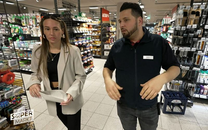 Marktleiter Metin zeigt Praktikantin Alessia Herren ihren neuen Arbeitsbereich.