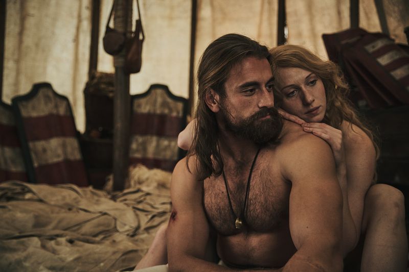 Janos Hunyadi (Gellért L. Kádár) und seine Frau Erzsébet (Vivien Rujder) entspannen sich ein bisschen vom Kampf gegen die Osmanen.