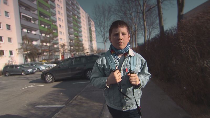 Bereits im Jahr 2011 beginnt das Team von "37°" Kalles Weg filmisch zu dokumentieren. Nach der Schule ist er viel alleine im Kiez unterwegs. 