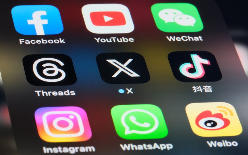 Nach einer neuen Studie weisen 15 Prozent der Deutschen Merkmale einer Social-Media-Sucht auf.