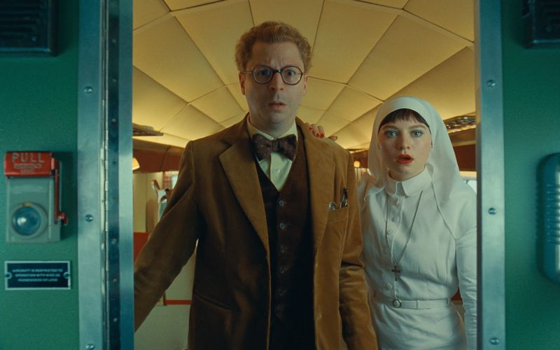 Nach kleineren TV- und Filmrollen ist Mia Threapleton (Bild, mit Michael Cera) nun in ihrer ersten Hauptrolle zu sehen: In Wes Andersons "Der phönizische Meisterstreich" (Kinostart: 29. Mai) spielt sie die Tochter von Benicio del Toros Hauptfigur.