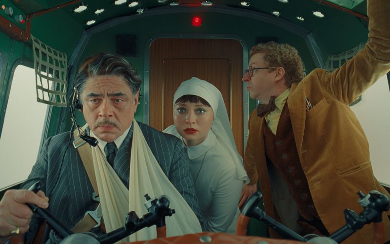Er ist - wie viele seiner Kolleginnen und Kollegen - ein "Wiederholungstäter": Benicio del Toro (links) spielt die Hauptrolle in Wes Andersons neuestem Film "Der phönizische Meisterstreich", der erneut einen riesigen, prominent besetzten Cast vorweisen kann. Welche berühmten Schauspielerinnen und Schauspieler der Kultregisseur bereits vor seine Kamera locken konnte, zeigt die Galerie. 