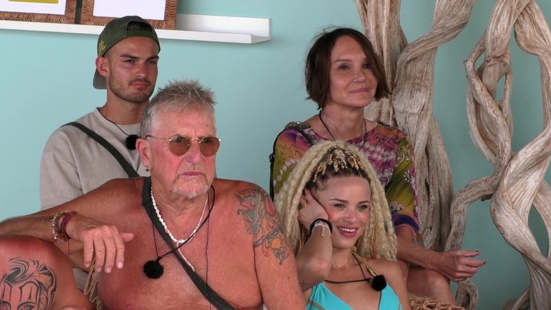 Beim entlarvenden Blick auf die "Kampf der Realitystars"-Gagen gab's Can Kaplan, Martin Semmelrogge, Christin Okpara und Anouschka Renzi (von links) auch den einen oder anderen verkniffenen Blick.