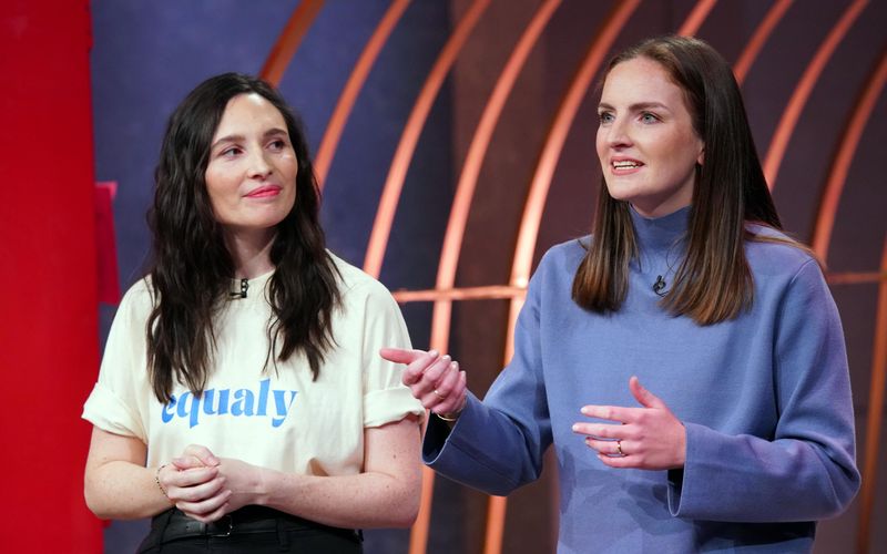 Das kann doch nicht das Ergebnis von Jahren der Emanzipationsbewegung sein, dass viele Männer zuhause immer noch keinen Finger krumm machen. Die "Equaly"-Gründerinne Ronja (links) und Louisa wollen jetzt mit einer App-Lösung für mehr Gerechtigkeit bei der Care-Arbeit sorgen.