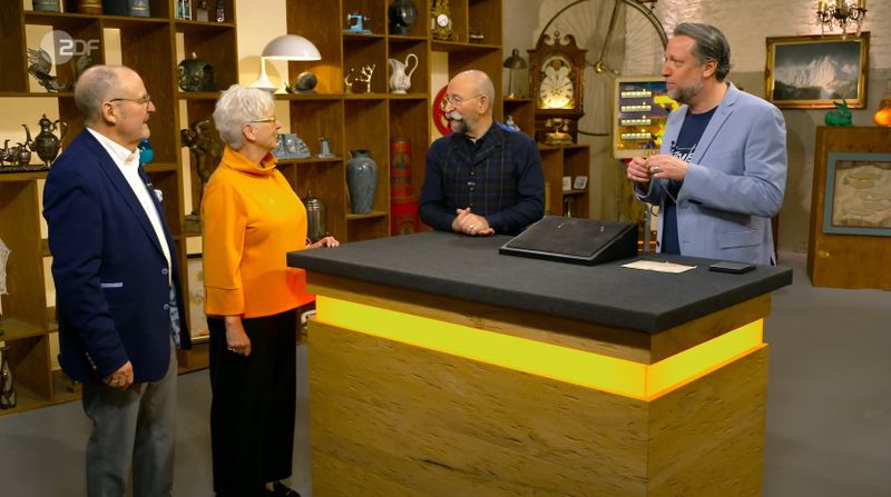 Zunächst fing alles ganz entspannt an. Renate und Richard (links) suchten neue Obhut für ihren Weißgold-Schmuck. Sie sahen das Geschmeide zukünftig eher bei einer jüngeren Dame. 