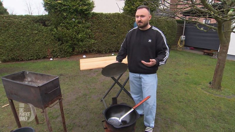Pauls Dinner-Zubereitung findet heute draußen an der Feuerstelle statt.
