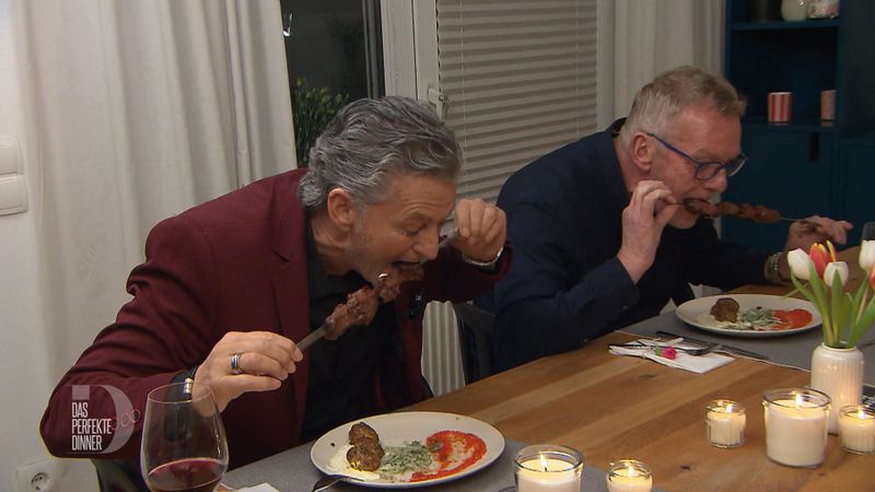 Echte Kerle essen das Fleisch natürlich direkt vom Spieß.

