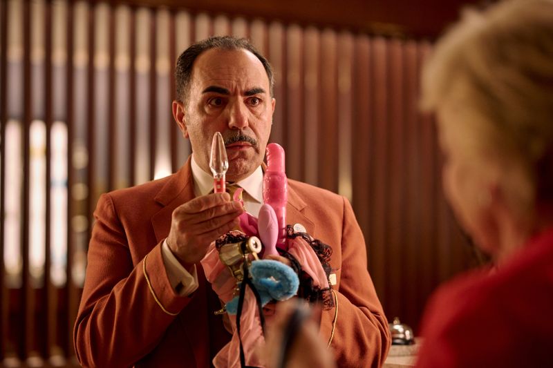 In der neuen Comedy-Serie "Nighties" wird das Nachtleben zum Abenteuer. Im Münchner Hotel Prinzenhof erlebt das Nachtschicht-Team jede Menge schräge Gäste, absurde Zwischenfälle und kuriose Situationen. Ein Highlight der Serie: Concierge Charles (Adnan Maral).