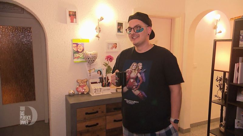 Mit Augenpads und Helene Fischer wird Flo heute sicher gut durch seinen Dinner-Tag kommen.
