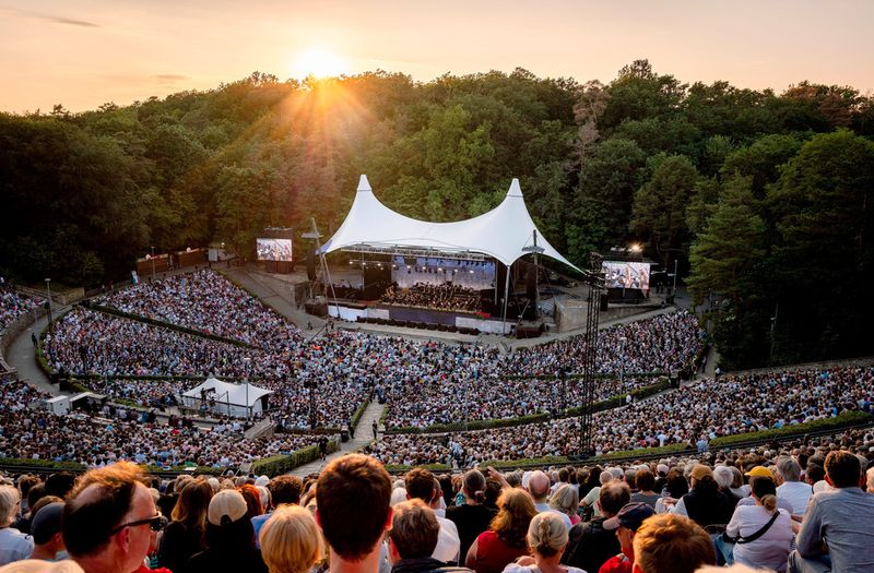 Südamerikanische Rhythmen beherrschen diesmal das Programm beim Abschlusskonzert der Philharmoniker in der Berliner Waldbühne. 
