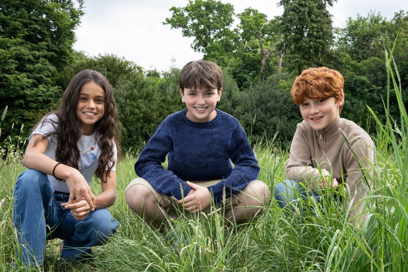 Sie treten in große Fußstapfen: In der neuen "Harry Potter"-Serie werden Dominic McLaughlin (Mitte) als Harry Potter, Arabella Stanton als Hermine Granger und Alastair Stout als Ron Weasley zu sehen sein. 
