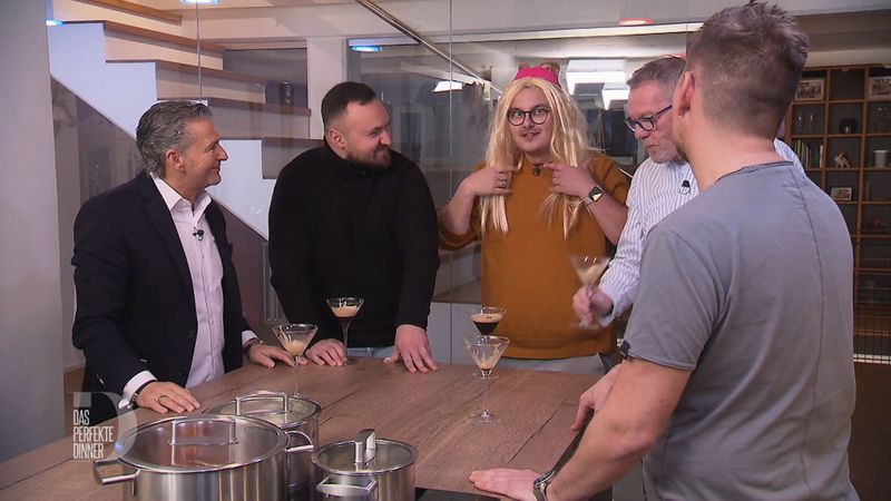 Spaßeshalber setzt Flo heute eine blonde Perücke auf, die setzt er nach dem Aperitif jedoch schnell wieder ab. Von links: Francesco, Paul, Flo, Uli und Mike.
