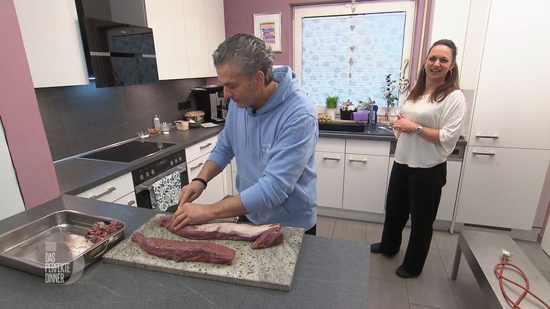 Francesco kocht heute nur die Lieblingsgerichte seiner Frau Kathrin. Das findet sie sehr romantisch.
