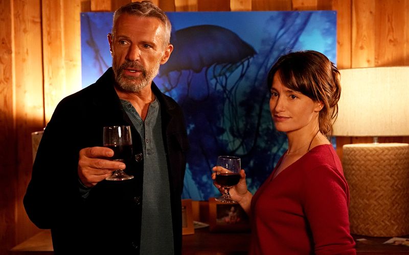 Vincent (Lambert Wilson, mit Marie Gillain) führt ein Leben, in dem es ihm eigentlich an nichts fehlt. Und doch ist er nicht wirklichh glücklich.