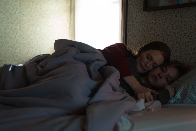 Wie weit würde eine Mutter gehen, um ihr Kind zu beschützen? Diese Frage muss sich Kate (Julianne Moore) stellen, als ihre Tochter Claire (Sydney Sweeney) hysterisch und blutüberströmt vor ihrer Tür steht. 