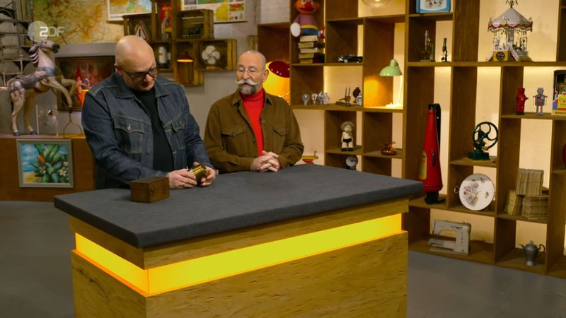 "Oh, das würde man auf dem Altmetallwarenhandel gut verkaufen können", sinnierte Lichter, ohne zu wissen, was er vor sich hatte. "Das ist schwer", fing Sven Deutschmanek an. Lichter dachte, das Gewicht des Objekts sei gemeint. Doch Deutschmanek wollte auf anderes hinaus.