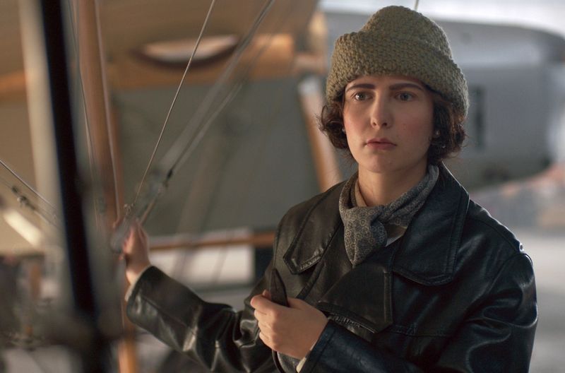 © Metafilm

Für viele Pilotinnen wie Lilly Steinschneider (Alina Weillechner) bedeutete der Ausbruch des Ersten Weltkriegs die Einstellung der zivilen Luftfahrt und damit das Ende ihrer fliegerischen Laufbahn. (Spielszene)
