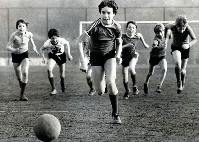 Dokumentarfilm "Mädchen können kein Fußball spielen": Ausnahmetalent Birgit Bormann, heute 60 Jahre alt, beim Fußballspielen Mitte der 70-er. Sie war immer die Beste - auch unter Jungs. Ein Länderspiel bestritt Birgit 1982 als 17-Jährige. Wegen einer Burnout-Erkrankung mit langem Klinikaufenthalt hängte sie den Fußball danach früh an den Nagel.