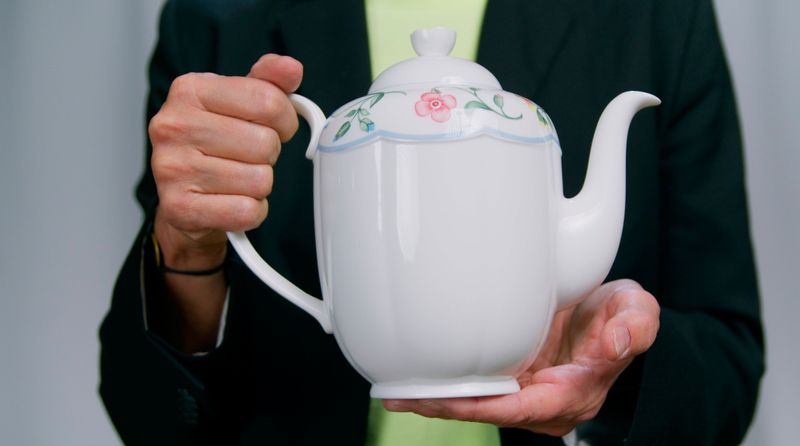Das berühmte Kaffeeservice von Villeroy und Boch, das der DFB den Frauen zum EM-Titel 1989 schenkte, gab es wirklich. Zweite Wahl übrigens. Marion Isbert, Torhüterin und EM-Siegtorschützin, holt es ab und zu für Gäste aus dem Schrank hervor.