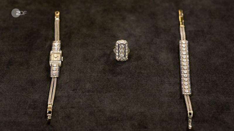 Die Schmuckstücke hatte Renate "geerbt von meiner Mama". Ring und Uhr gehörten zusammen, das Armband wurde erst später gefertigt. Leider passte der Ring nicht mehr, und die Gelegenheiten für die edlen Stücke fehlten. Deshalb hoffte Renate auf viel Bares.
