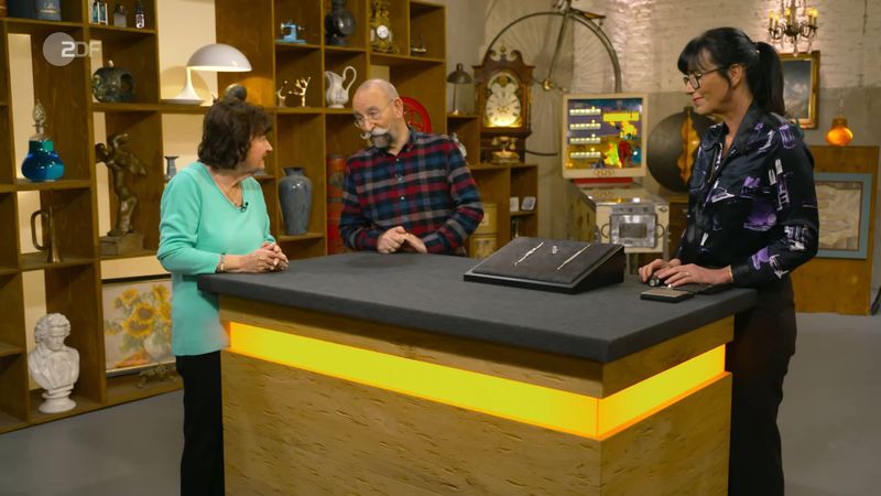 Mit hohen Erwartungen brachte die Verkäuferin ihren Schmuck zu "Bares für Rares". Doch bei der Expertise stellte sich heraus: Der war weit weniger wert als gedacht ...
