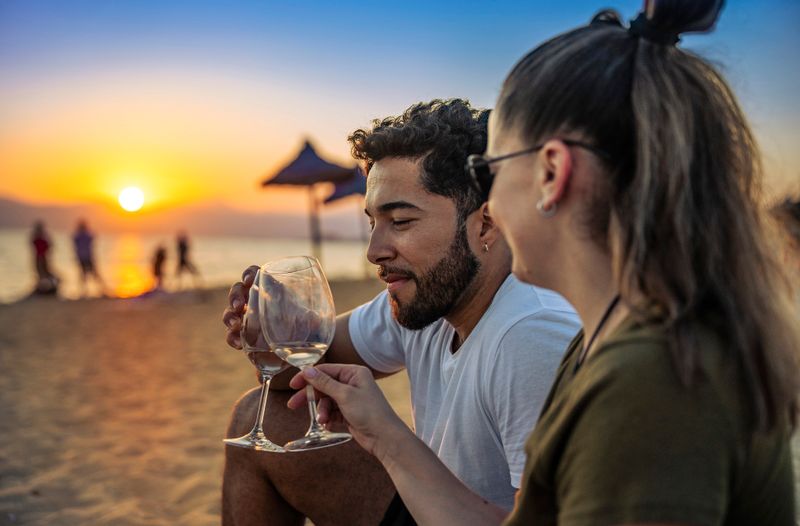 Mallorca ist die beliebteste Urlaubsinsel der Deutschen. Längst fliegt aber die halbe Welt auf die Insel. Es gibt sogar Direktflüge aus New York nach Palma! Vor allem wohlhabende Gäste schauen sich dann auch häufig nach Wohnungen oder Häusern um. Hat der Spaß auf "Malle" bald Urlaub?