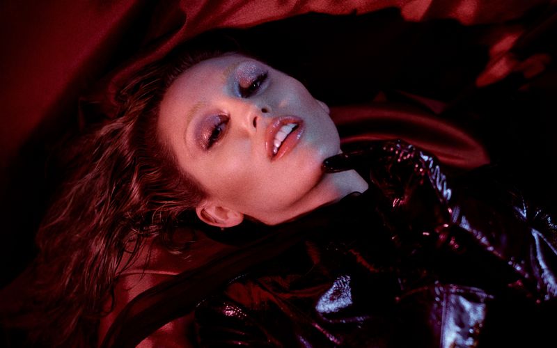 Miley Cyrus sucht das Schöne in der Dunkelheit: Das sehr ambitionierte neunte Studioalbum der US-Sängerin heißt "Something Beautiful".