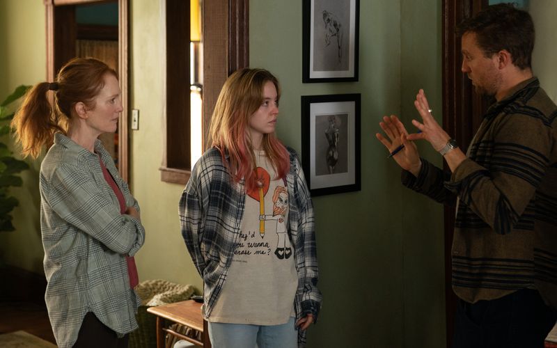 Oscar-Preisträgerin Julianne Moore (links) spielt die Mutter von Jungstar Sydney Sweeney im Apple-Film "Echo Valley". Hier erklärt ihnen Regisseur Michael Pearce eine Szene.