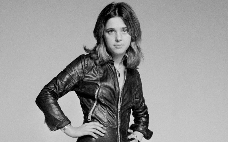 Suzi Quatro, der ewige Leder-Jumpsuit. Die 1,52-Meter-Powerfrau hatte aber immer schon viel mehr zu bieten als ihr Kult-Outfit, mit dem sie bis heute regelmäßig auf der Bühne steht. Quatro zeigte der Rock'n'Roll-Männerwirtschaft ab den 70-ern, dass auch Frauen richtig laut aufdrehen können, und landete mit Songs wie "Can The Can", "If You Can't Give Me Love" und "48 Crash" einige unsterbliche Hits. 