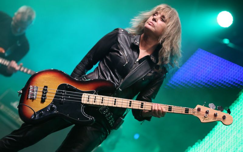 Frauen sind in der Rockmusik bis heute etwas "Besonderes". Dass aber auch das vermeintlich schwache Geschlecht im Rock-Business bestehen kann, ist nicht neu. Im Lauf der Jahrzehnte gab es zahlreiche Frauen, die dem Genre ihren Stempel aufdrückten - wie etwa Suzi Quatro (Bild), die am 3. Juni ihren 75. Geburtstag feiert. Laut. Wild. Feminin. Die Galerie erinnert an einige der größten weiblichen Rock-Ikonen. 