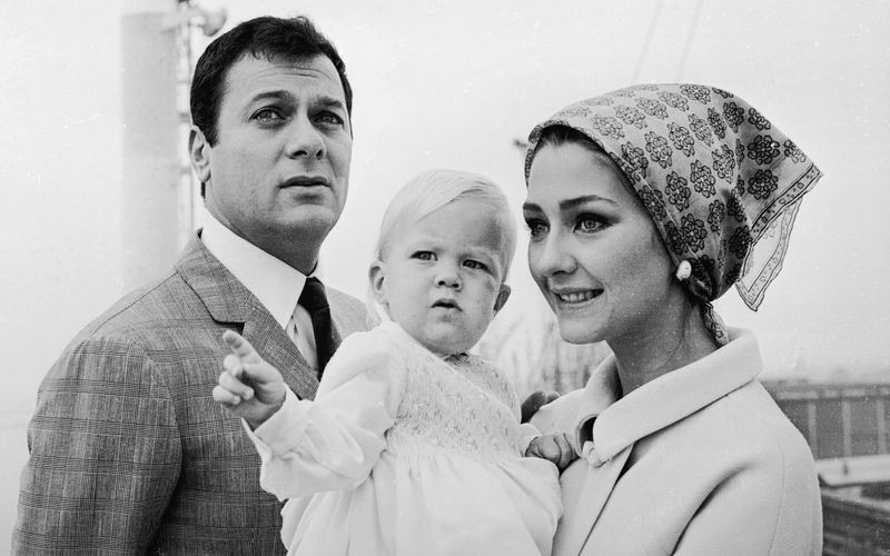 Am 3. Mai hätte er seinen 100. Geburtstag gefeiert: Tony Curtis gilt als einer der größten Stars des alten Hollywood. Mit seiner Hauptrolle in "Manche mögen's heiß" schrieb er Filmgeschichte, mit seinen zahlreichen Ehen machte er Schlagzeilen. Doch bei allem Ruhm und Glamour: Bei der Curtis-Familie und anderen berühmten Hollywood-Clans ist oft die Tragödie nicht weit, wie unsere Galerie zeigt ... 