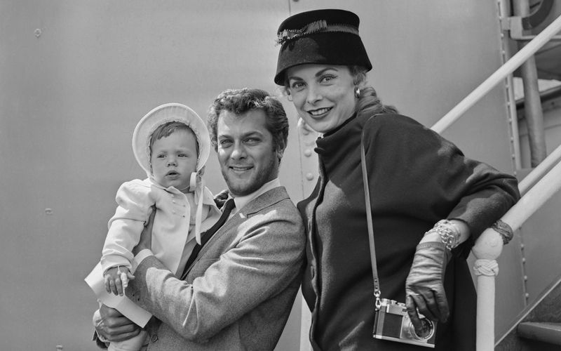 Mit seiner ersten Ehefrau, Schauspielerin Janet Leugh (", Im Zeichen des Bösen", "Psycho") war Tony Curtis von 1951 bis 1962 verheiratet. Die beiden bekamen zwei Töchter: Kelly (Bild), die in den 80er-Jahren einige kleinere Rollen  in Film und Fernsehen hatte. Und Jamie -  doch dazu gleich mehr ...