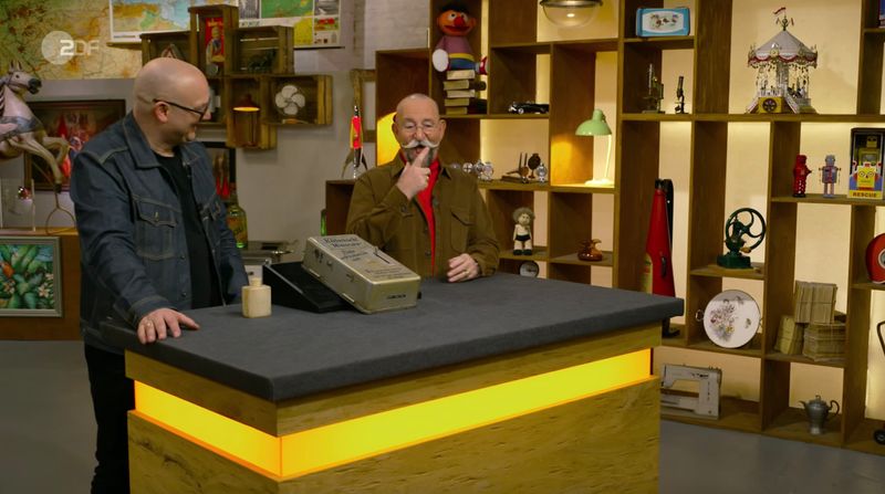 "Ui, das sprüht raus", scherzte Lichter, als er den Erfrischer der bekannten Marke Kölnisch Wasser zu Gesicht bekam. Bei dem Blechautomat samt Spritzdüse blühte Lichters Fantasie auf. Der Moderator sponn sich zusammen: "Je nachdem wie groß man war, landete die Erfrischung vielleicht irrtümlicherweise im Mund."