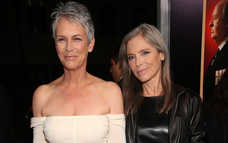Jamie Lee Curtis (links) und ihre Schwester Kelly Lee Curtis im Jahr 2012. Letztere ist im Alter von 69 Jahren nun verstorben.