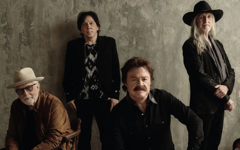 Ihre größten Hits hatten sie mit "Listen To The Music" und "Long Time Runnin'" in den 70er-Jahren, aber sie sind noch da: The Doobie Brothers (Bild) stehen weiterhin regelmäßig auf der Bühne und veröffentlichen nun mit "Walk This Road" wieder ein neues Album. Wer darüber ein erstauntes "Die gibt's noch?" ausstößt, den erwarten in der Galerie womöglich noch weitere Überraschungen ... 