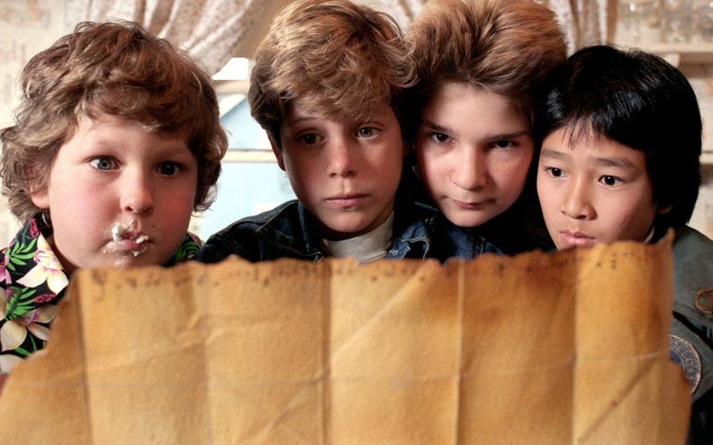 Eine Handvoll Jugendlicher begibt sich auf die Suche nach einem Schatz, der nicht auf einer Schatzinsel, dafür in einem Piratenschiff lagert. Mit "Die Goonies" hat Richard Donner nach einem Drehbuch von Chris Columbus und Steven Spielberg ein turbulentes Abenteuerspektakel inszeniert, das längst Kultstatus genießt. Die Galerie zeigt, was aus den Darstellern des Films wurde. 