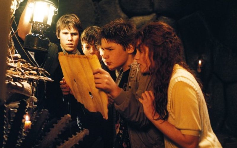Ihr Abenteuer erleben die "Goonies" nicht um des Abenteuers willen. Ihre Mission hat einen guten Zweck. Ihr Wohnviertel Goon Docks steht zum Ausverkauf -  und das wollen die Freunde verhindern. Das Mittel zum Zweck: eine Landkarte, die sie auf dem Dachboden von Mikeys Zuhause entdecken. Und die führt über viele Hindernisse und Fallen hinweg zum Schiff eines Piraten, in dem sich wiederum ein Schatz befinden soll.