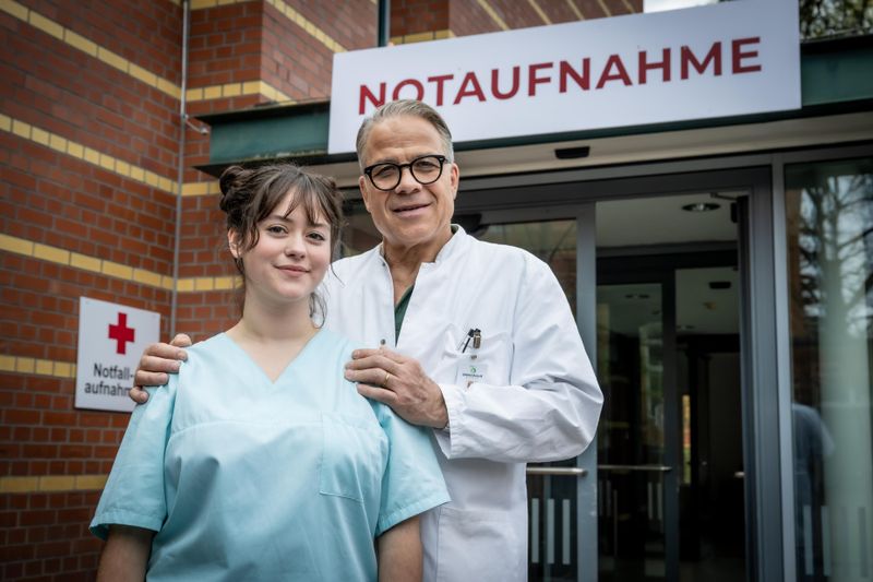 Wenn es nach Dr. Gregor Wemuth (Karsten Speck) geht, soll seine Tochter Fiona Wemuth (Zsa Zsa Hansen) eine Stelle als Pflegerin an der Spreewaldklinik übernehmen. 