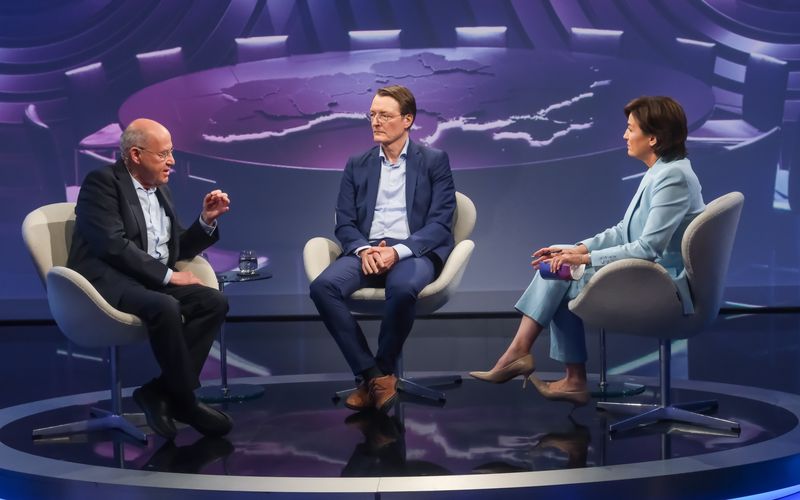Linken-Politiker Gregor Gysi (links) und der ehemalige Bundesgesundheitsminister Karl Lauterbach im Streitgespräch  bei "Maischberger".