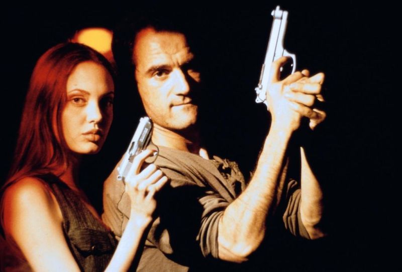 Der Weg zu den Oscars ist nicht einfach, und auch Angelina Jolie musste so manches Hindernis bis zum Hollywood-Olymp überwinden: Eines davon ist der Low-Budget-Film "Cyborg 2", in dem sie einen Roboter spielt. Jolie meinte später, dass sie sich übergeben musste, als sie das Machwerk zum ersten Mal sah. 