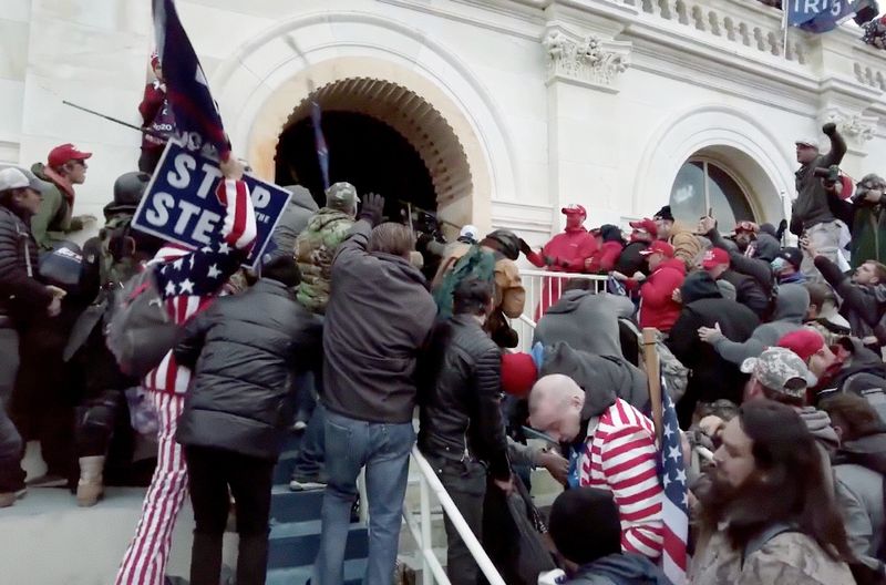 Rechtsextreme und autoritäre Einstellungen werden immer stärker, wie sich auch in den USA beobachten lässt - etwa beim Sturm auf das US-Kapitol in Washington 2021.