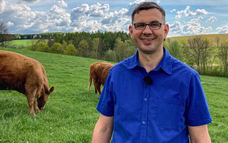 Der Mutterkuhhalter lebt auf seinem Hof im Erzgebirge.