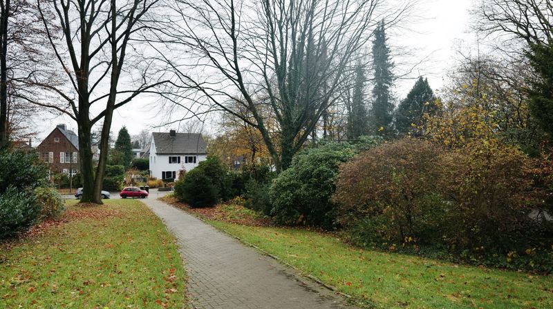 An diesem Weg in der Gartenstadt Haan bei Düsseldorf wurde Bernhard Günther 2018 angegriffen. 