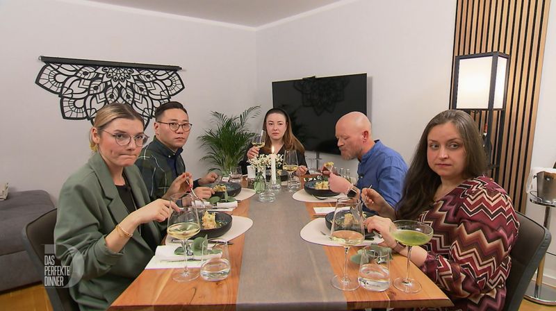 Die skeptischen Mienen trügen: An Tag 2 vergibt die Stuttgarter "Dinner"-Truppe 36 Punkte an Liana (27).