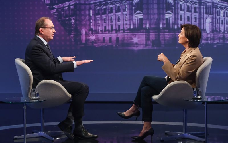 Bundesinnenminister Alexander Dobrindt (links) bezog bei Sandra Maischberger Stellung zum jüngsten Gerichtsurteil über Asyl-Zurückweisungen an den deutschen Grenzen.