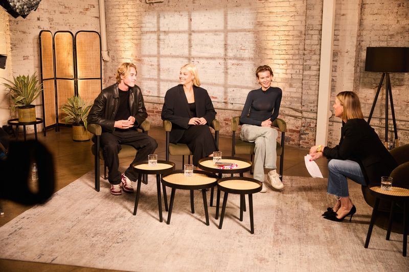 Die GNTM-Models werden von Boulevard-Reporterinnen ausgefragt.